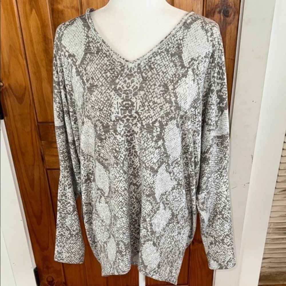White House Black Market gray snakeskin pattern v neck top